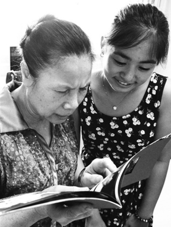 軍娃和李克英開心地翻看相冊(cè)
