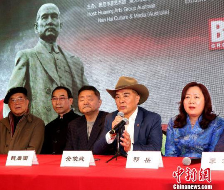 悉尼華星藝術(shù)團(tuán)團(tuán)長(zhǎng)、澳華文聯(lián)主席余俊武介紹大型史詩(shī)音樂會(huì)《孫中山》排演情況。(賴海隆 攝)