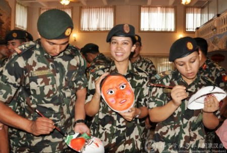 軍官學(xué)習(xí)畫臉譜