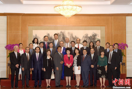 7月7日，中國國務(wù)院僑辦主任裘援平、副主任譚天星在北京會見美國百人會代表團(tuán)一行。<a target='_blank' >中新社</a>記者 張勤 攝