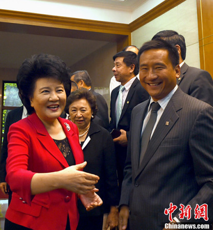 7月7日，中國國務(wù)院僑辦主任裘援平、副主任譚天星在北京會見美國百人會代表團(tuán)一行。<a target='_blank' >中新社</a>記者 張勤 攝