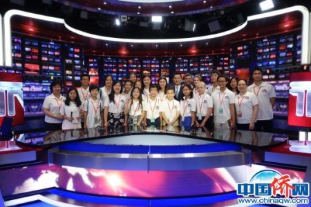 小記者們與中央電視臺(tái)國(guó)際頻道《中國(guó)新聞》欄目主持人王洲交流、合影　張蕓蕓　攝