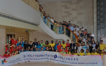 部分嘉賓、領(lǐng)導、演職人員大合影