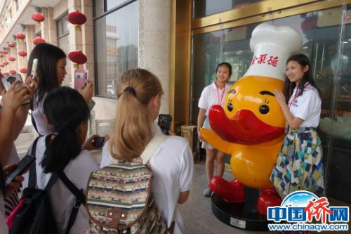 小記者在全聚德烤鴨店前合影留念(張蕓蕓 攝)