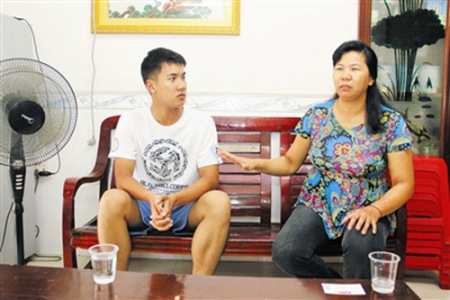 禤德宇的母親講述兒子的成才故事。(謝青蕓攝)