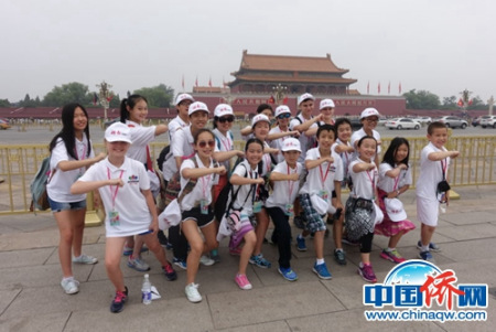 小記者訪(fǎng)華團(tuán)在天安門(mén)廣場(chǎng)合影 小記者訪(fǎng)華團(tuán)在天安門(mén)廣場(chǎng)合影