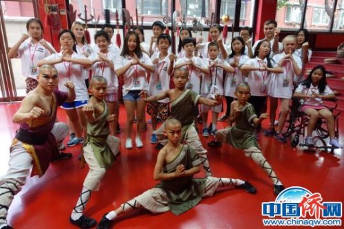 小記者訪華團向《功夫傳奇》小演員學(xué)習(xí)中國功夫(張蕓蕓 攝)