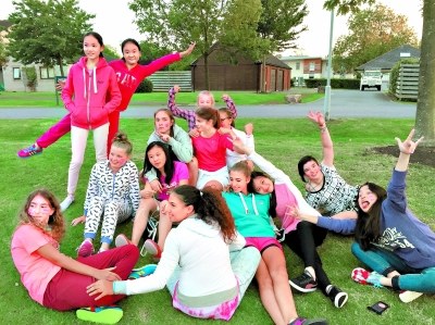 中國孩子普遍內(nèi)斂靦腆，一開始都不太愿意開口說話，但兩三天后，他們就能和當(dāng)?shù)睾⒆哟虺梢黄?