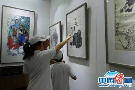 小記者們參觀中國傳統(tǒng)字畫