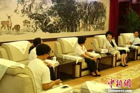 裘援平與小記者們親切交流