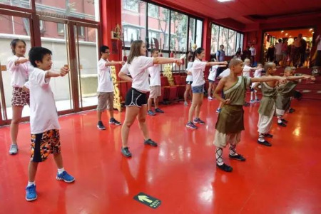 小記者團(tuán)成員同《功夫傳奇》演員學(xué)習(xí)中國功夫