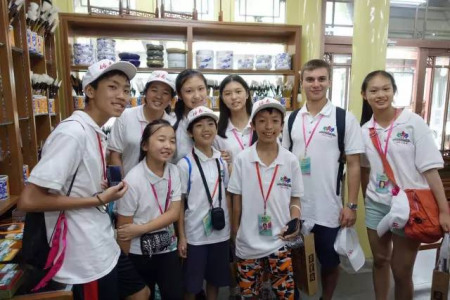 小記者團(tuán)成員們，有華裔面孔，也有“老外”面孔