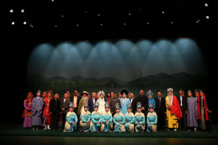 與嘉賓合影 與嘉賓合影