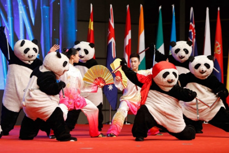 “2016國際學生北京夏令營”開營儀式現(xiàn)場表演 攝影：丁柏明