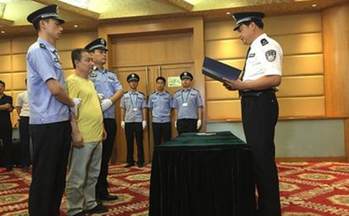 海關(guān)緝私警向黃某宣讀犯罪嫌疑人訴訟權(quán)利義務(wù)告知書(shū)。蔡巖紅攝