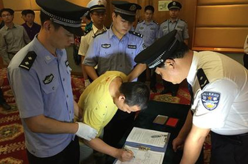 黃某在逮捕證上簽字。蔡巖紅攝