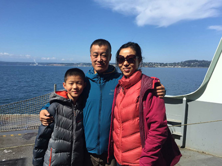 周煥新一家三口。(美國(guó)《僑報(bào)》)