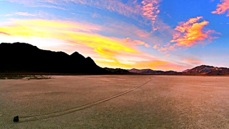 死亡谷國(guó)家公園漂移的石頭。(美國(guó)《僑報(bào)》)