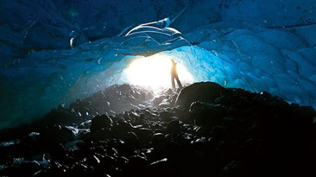 阿拉斯加夢幻般的冰洞。（美國《僑報》）