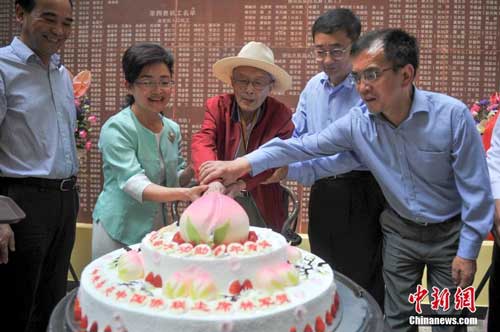 7月17日，羅開瑚切祝壽蛋糕。當(dāng)日，云南唯一健在南僑機(jī)工羅開瑚百歲壽辰祝壽活動在昆明舉行，國僑辦、云南省僑辦以及僑聯(lián)、昆明市等單位和個人向羅開瑚送上祝壽賀禮，祝愿老人健康長壽。羅開瑚生于1918年，海南文昌重興鎮(zhèn)人。16歲時，父親去世，被迫闖南洋謀生。1939年，羅開瑚作為第八批南僑機(jī)工服務(wù)團(tuán)回國，成為當(dāng)時3200名歸國抗戰(zhàn)的愛國華僑之一。<a target='_blank' >中新社</a>記者 劉冉陽 攝