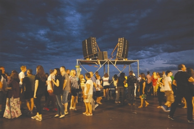 事發(fā)當(dāng)晚，恐怖襲擊發(fā)生前的尼斯“英國(guó)人漫步大道” 。受訪者供圖