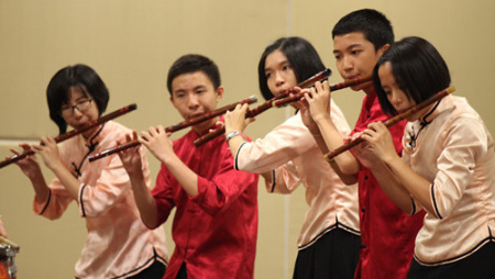 笛子聲音悠揚(yáng)清脆，如同泠泠水聲。（馬來(lái)西亞《星洲日?qǐng)?bào)》）