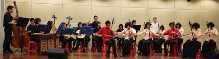 太平華聯(lián)國(guó)民型中學(xué)的《山村小景》，以二胡訴說(shuō)一腔柔腸，奪得榮譽(yù)金獎(jiǎng)。（馬來(lái)西亞《星洲日?qǐng)?bào)》）