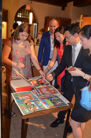 當(dāng)?shù)孛癖娰徺I畫作