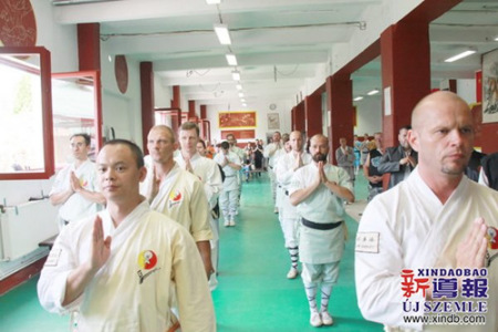頒發(fā)證書結束后禪武聯(lián)盟教練助教向釋德?lián)P大師做匯報功夫、太極表演。（匈牙利《新導報》）