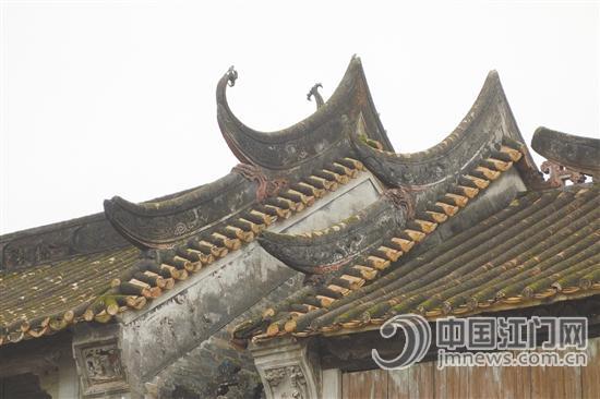 祠堂層面船脊布瓦，綠琉璃剪邊，顯得平實、厚重而又大氣。