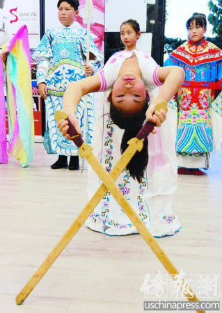 小朋友在表演京劇的經(jīng)典片段。（僑報(bào)記者夏嘉攝）