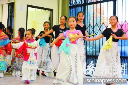 小朋友在表演京劇的經(jīng)典片段。（僑報(bào)記者夏嘉攝）