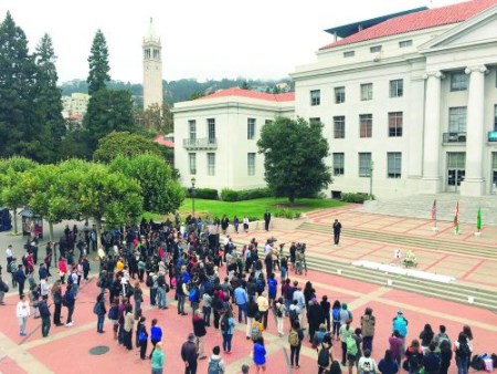 7月5日，人們?cè)诩又荽髮W(xué)伯克利分校的校園舉行追思儀式，悼念在孟加拉國(guó)達(dá)卡遇襲身亡的該校學(xué)生杰恩。(美聯(lián)社)