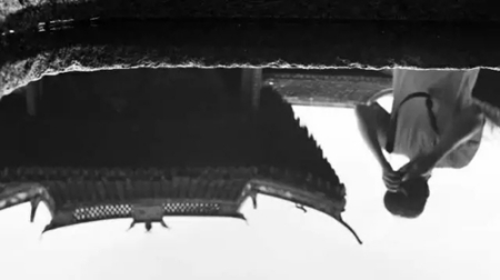 這天是12號，一個臺風“降臨”在溫州。我們的攝影班去永嘉游玩，那個搗米的大缸里，有著碧綠的湖水，清澈見底，清得可以倒映出老戲臺。(一等獎作品 攝影：陳智城)