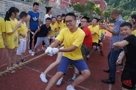 今天我參加了我們夏令營舉辦的集體活動拔河比賽。在比賽中，我和我的小伙伴們都十分團結，拼盡了一切力氣！雖然最后我們班輸了，但是我們雖敗猶榮！(二等獎作品 攝影：張炳照)