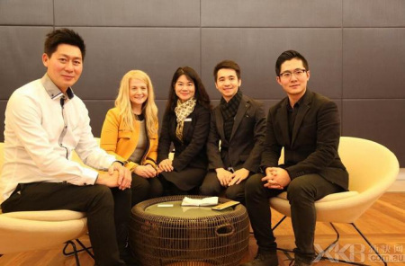 鄒佳虹（中）、魏安琪和支持者。（澳洲新快網(wǎng)）