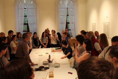 畫家現(xiàn)場展示字畫創(chuàng)作，來賓積極參與互動