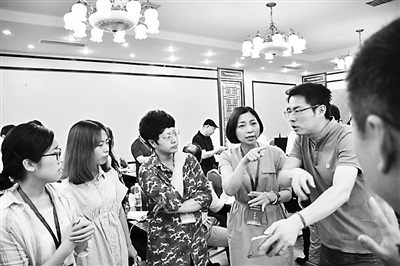 某一團(tuán)隊(duì)的海歸企業(yè)家們正在互相交流。 金光耀 攝