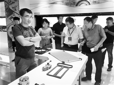 海歸企業(yè)家們正在參觀賽達(dá)新興產(chǎn)業(yè)園區(qū)。參觀過程中，他們認(rèn)真聽取講解，并不時(shí)提出一些問題。 耿一寧 攝 