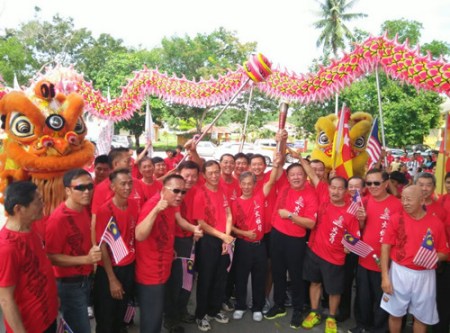 鄭平（前排左四起）、陳康益、翁清玉、張垂淦、鄭來天及馬聞星等人見證瓜雪火炬行成功舉行。（馬來西亞《星洲日報》）