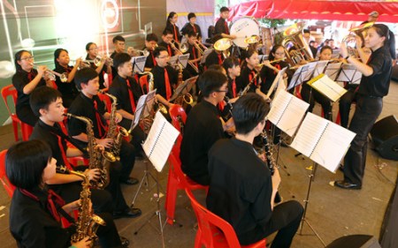 銅軍樂隊的學(xué)生為觀眾呈獻(xiàn)3首曲子。（馬來西亞《星洲日報》）