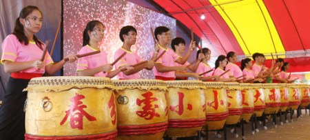 學(xué)生整齊有序敲擊二十四節(jié)令鼓，專注的表情顯得特別“霸氣”。（馬來西亞《星洲日報》）