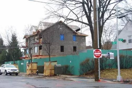 華僑建大屋引起鄰居不滿，最終被勒令停工。圖片來(lái)源 美國(guó)《世界日?qǐng)?bào)》