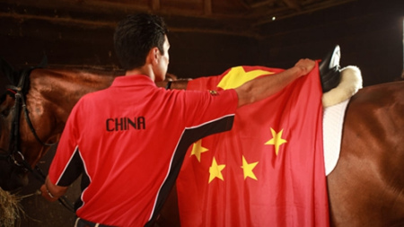 華天和團(tuán)隊(duì)為“堂·熱內(nèi)盧”披上國(guó)旗。(攝影 王靖遠(yuǎn))