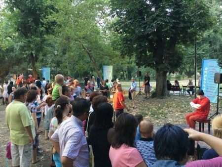 羅馬尼亞面具啞劇院在公園演出現(xiàn)場(chǎng)。(閆建武 攝)