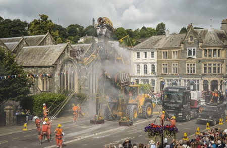 這個(gè)最大的機(jī)械木偶將參加康沃爾礦區(qū)遺址區(qū)為期2周的紀(jì)念行動(dòng)，橫框209公里的整個(gè)礦區(qū)。（網(wǎng)頁(yè)截圖）