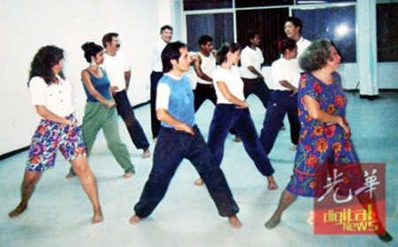 鐘清龍受邀到海外指導洋人婦女學周家拳。（馬來西亞《光華日報》/駱煒芬 攝）