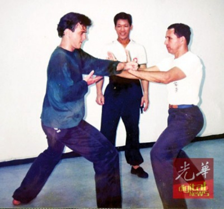 鐘清龍指導洋人徒弟過招。（馬來西亞《光華日報》/駱煒芬 攝）