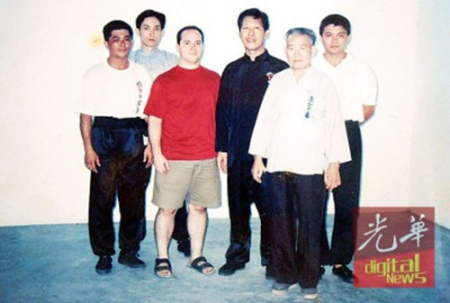 《鳳眼拳功夫》作者Mark V.Wiley與師傅及師兄們合照。左3起為Mark V.Wiley及鐘清龍。（馬來西亞《光華日報》/駱煒芬 攝）