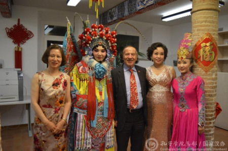 泰倫齊與北京城市學(xué)院藝術(shù)家合影